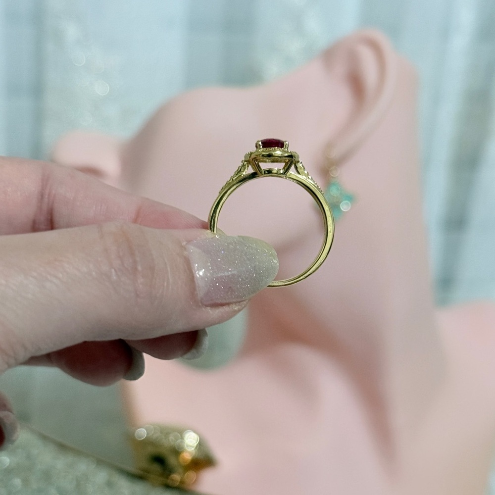 ⚜️ Elegant Gold and Red Gemstone Ring - Picture 2 of 5